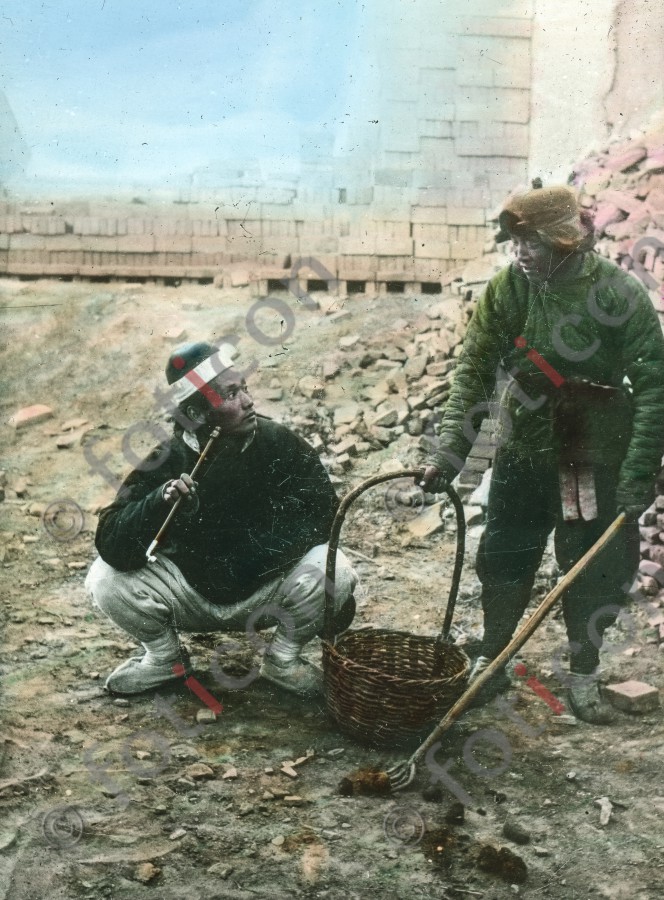 Düngersammler ; Fertilizer collectors - Foto simon-173a-029.jpg | foticon.de - Bilddatenbank für Motive aus Geschichte und Kultur